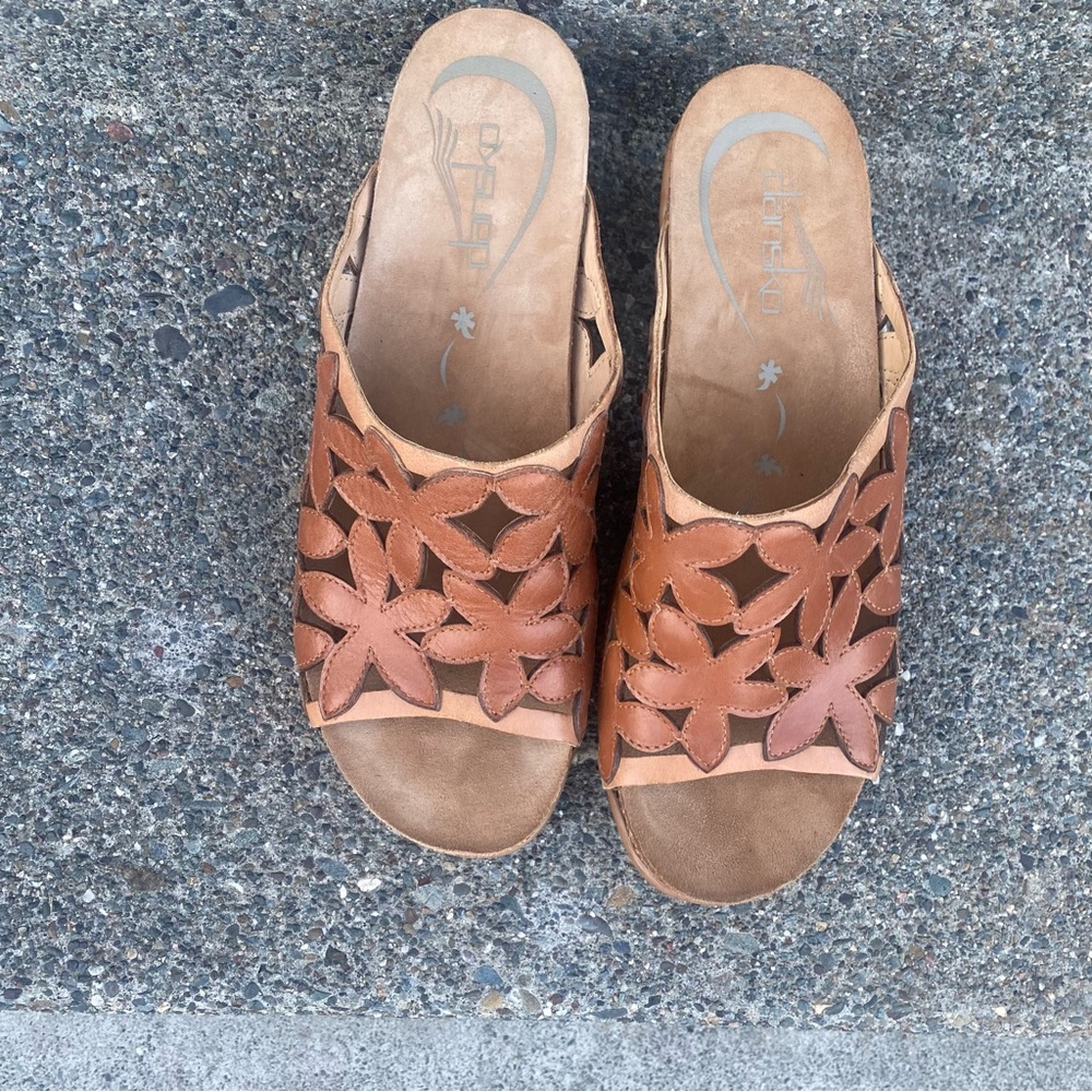 Dansko women 39 (8.5) mules leather Sandal 3” heel cutout flower design open toe